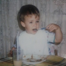 Rafael Lugo con tres años, comiendo